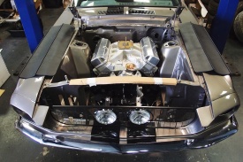 Repose du moteur dans la Mustang Fastback 1967